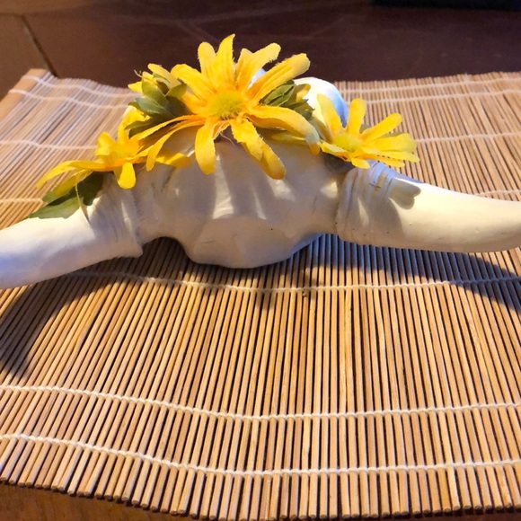Ceramic Cow Skull with yellow daisies - Picture 4 of 8